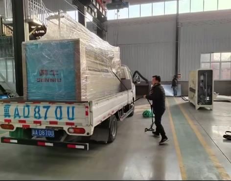 大棚棉被第四條生產(chǎn)線，三米棉被機(jī)到廠進(jìn)行安裝調(diào)試